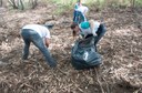 Ação de limpeza da nascente afluente do Córrego Traíra