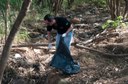 Ação de limpeza da nascente afluente do Córrego Traíra